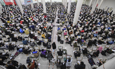 ずらりと並ぶキャンバスで「勝負」 中国の美大、6400人が入試に挑む