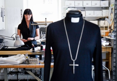 スウェーデン発「女性聖職者向けファッション」