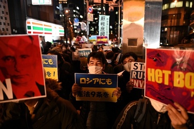 「ウクライナに平和を！」 ロシア大使館近くで反戦デモ 都内