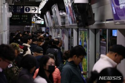 ソウル地下鉄が動かない…案内放送が知らせたその理由「布教活動する人、降りて」