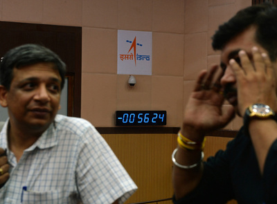 インドの月探査機、予定時刻の56分前に打ち上げ中止 「技術的障害」