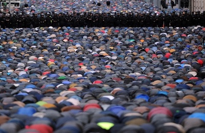 モスクの外で祈るイスラム教徒たち、モスクワ