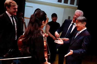 天皇陛下、英王立音楽大学を訪問