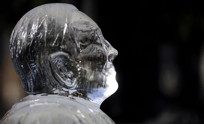 溶けゆく氷のベルルスコーニ首相、私生活も環境問題なみにピンチ？