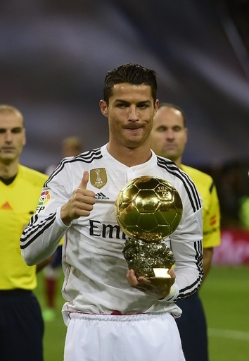 バロンドール受賞のロナウド、本拠地でトロフィーをお披露目