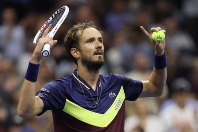 メドベージェフが王者アルカラス下し決勝進出 全米OP