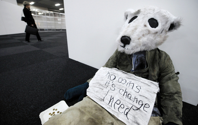 温暖化対策会議、会場入り口でデモ 環境展示会も