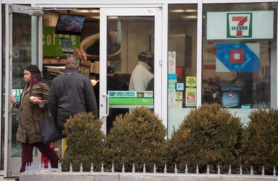 米、「セブン」約100店舗で不法移民を一斉摘発 店員21人拘束