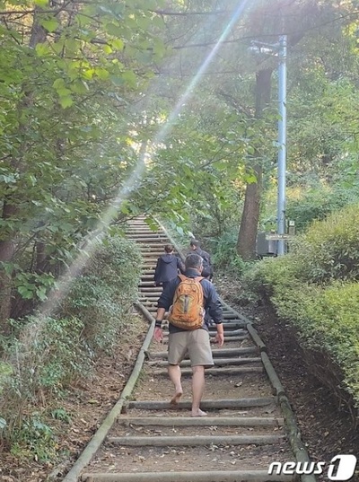 韓国で大流行の「裸足歩行」…「歩道拡大」法改正発議も