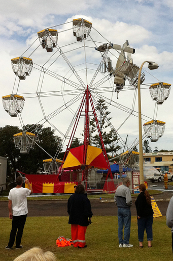 小型機が観覧車に突っ込み宙づりに、オーストラリア