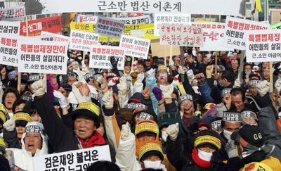 韓国沖の原油流出事故、補償求める集会中に男性が服毒・焼身自殺