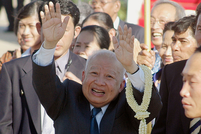 シアヌーク元国王、1年間の国外生活から帰国 - カンボジア