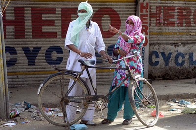 47度の炎天下、水浴びする子どもたち インド