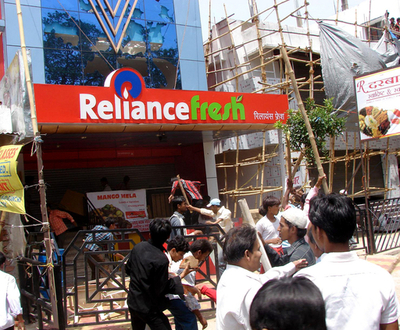 暴徒化した小規模小売業者、全国展開のスーパーを破壊 - インド