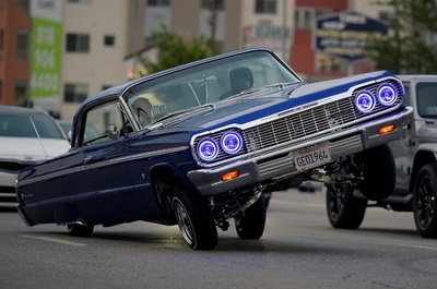 車高は低く、速度はゆっくり 米加州でローライダー走行会