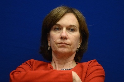 仏閣僚、ベール着用女性を「奴隷制支持のネグロ」に例え批判