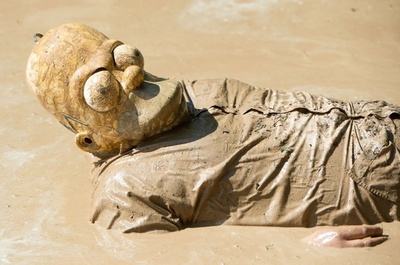 毎年恒例の泥んこ豚祭り、ドイツ