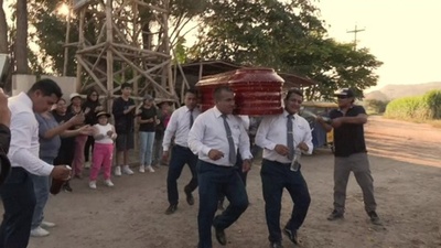 字幕：死別の悲しみ和らげる「葬送のダンス」 ペルー