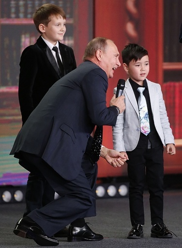 「ロシアの国境は無限」、プーチン大統領が9歳少年に冗談