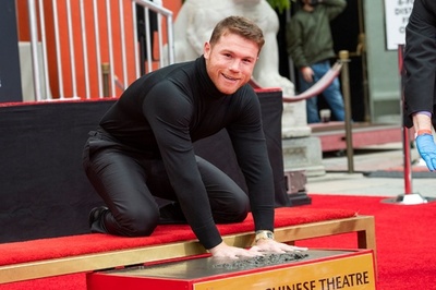 世界4階級王者カネロ、チャイニーズ・シアターに手形