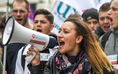 仏全国スト、大学でも抗議拡大 試されるマクロン大統領の改革案