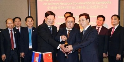 中国、カンボジア鉄道建設の覚書調印