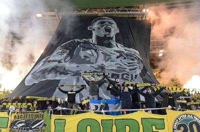 「エミ愛してる」、ナントが事故後初のホーム戦で消息不明のサラ選手しのぶ