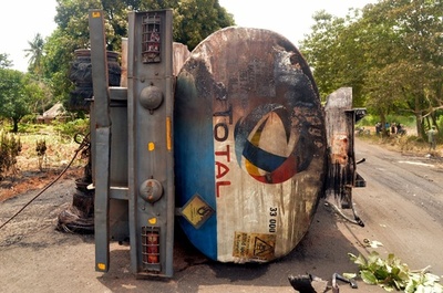 石油タンクローリーが横転後に爆発 45人死亡 ナイジェリア中部