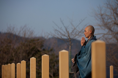 被災地で祈りを捧げる僧侶たち