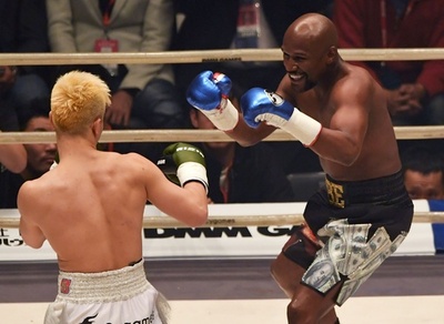 メイウェザーが圧倒、2分で那須川にTKO勝利