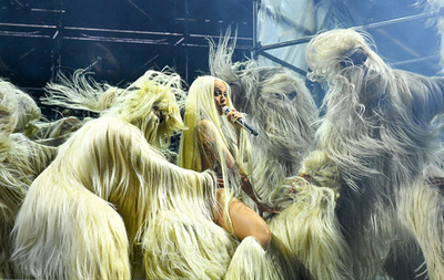 【今日の1枚】雪男？獅子舞？毛むくじゃら衣装に釘付け 米