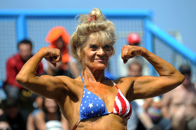 「独立記念日」といえば「マッスル・ビーチ」、今年も筋肉男女がカリフォルニアに集結
