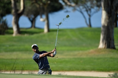 復帰戦のウッズ、最終ホールでバーディー奪い決勝R進出 ファーマーズ・インシュアランスOP