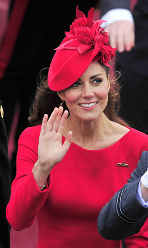 テムズ川パレード、キャサリン妃のドレスは「マックイーン」