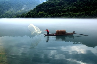 霧に霞む小舟、湖南省