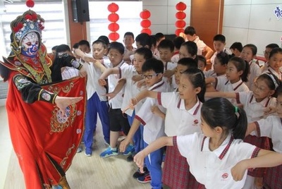 中国の国家級無形文化遺産「川劇変面」を子供たちが体験