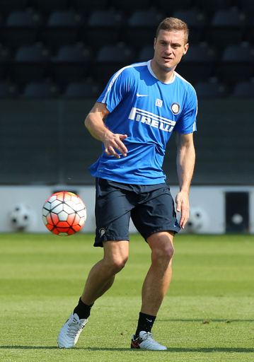 インテルがビディッチと契約解除