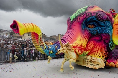 迫力満点の山車が集結！新年恒例のカーニバル開催 コロンビア