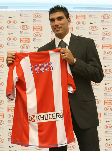 アトレティコ・マドリード レイェスの入団会見を行う