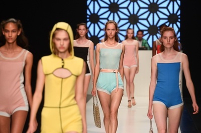 「アンテプリマ」19年春夏コレクション発表