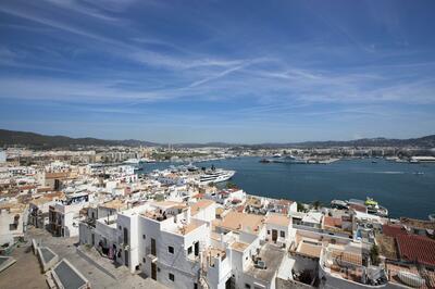 人気観光地イビサ島、観光客の車両流入を制限