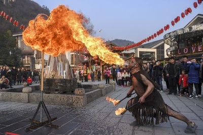 火吹き特技を持つ芸人集結、「火王」大会 湖南・張家界