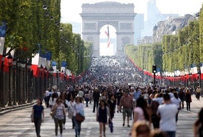 仏シャンゼリゼ通り、歩行者天国に 大気汚染対策で