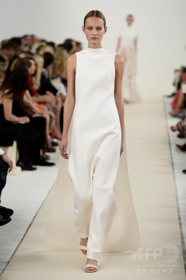 ヴァレンティノ 白一色のオートクチュール発表 写真128枚 ファッション ニュースならmode Press Powered By Afpbb News