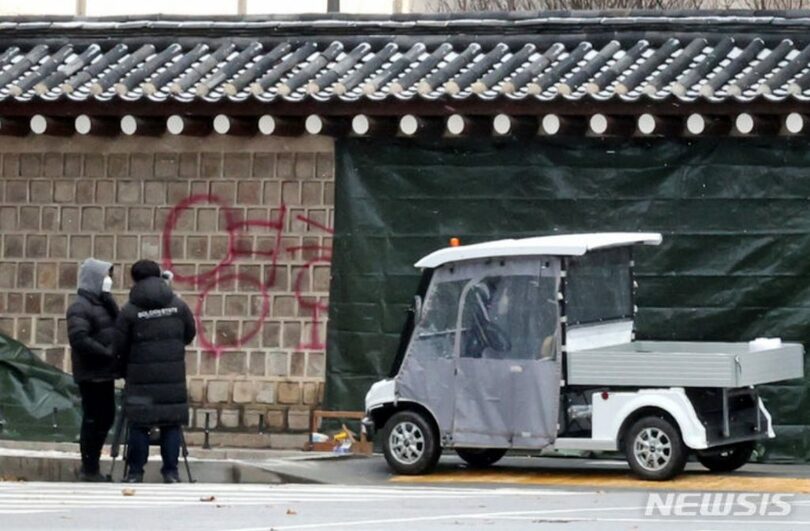 景福宮西側でスプレー落書きで毀損された塀を布で覆っている(c)NEWSIS