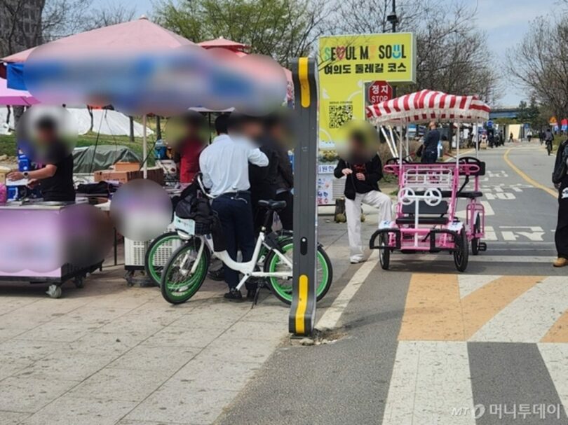 ソウル・汝矣島（ヨイド）の漢江（ハンガン）公園水辺の違法露天商(c)MONEYTODAY