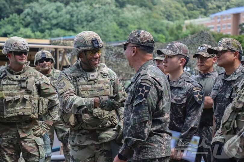 昨年8月19日（韓国時間）、京畿道安養基地で実施された合同軍事演習で握手する、米陸軍のドワイト・タワー大佐（左）と韓国陸軍のイ・ウンジャン准将(c)news1