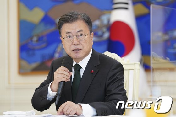 大統領府で開かれた懇談会で発言するムン・ジェイン（文在寅）大統領＝1月12日(c)news1