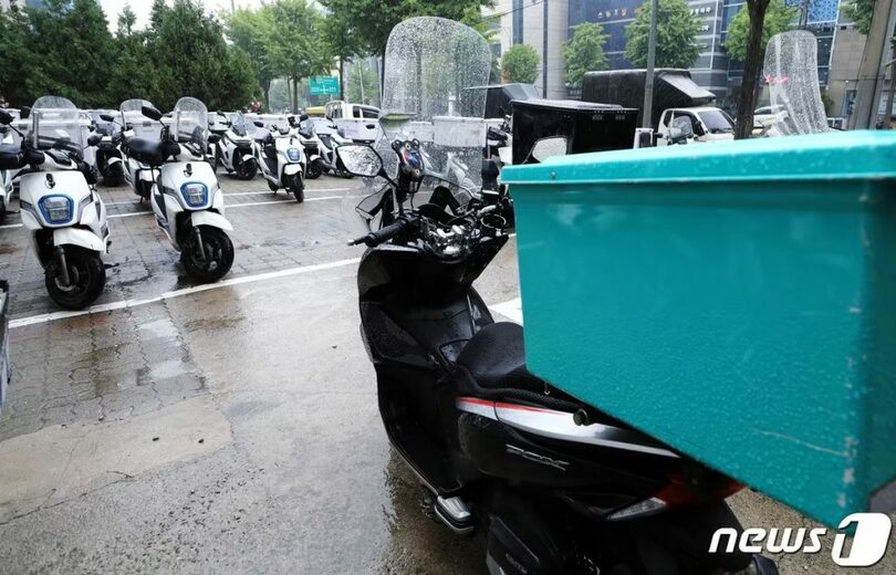 ソウル市江南区の配達代行業者前に並ぶ配達用バイク(c)news1