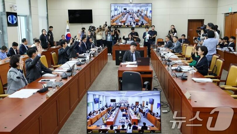 7日午後、ソウル汝矣島の国会で開かれた科学技術情報放送通信委員会全体会議で、放送3法に賛成する議員ら(c)news1
